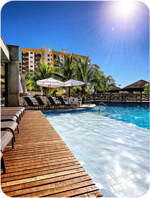 Piscina com deck no Le Jardin Caldas Novas